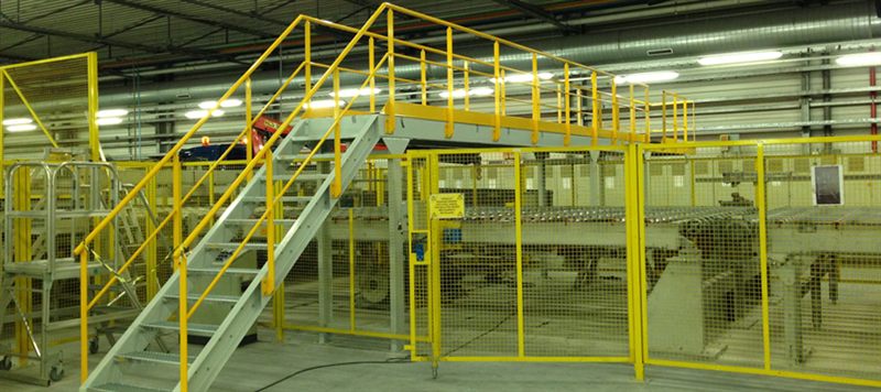 Bordes met trap, leuningen en afscherming in een productiehal