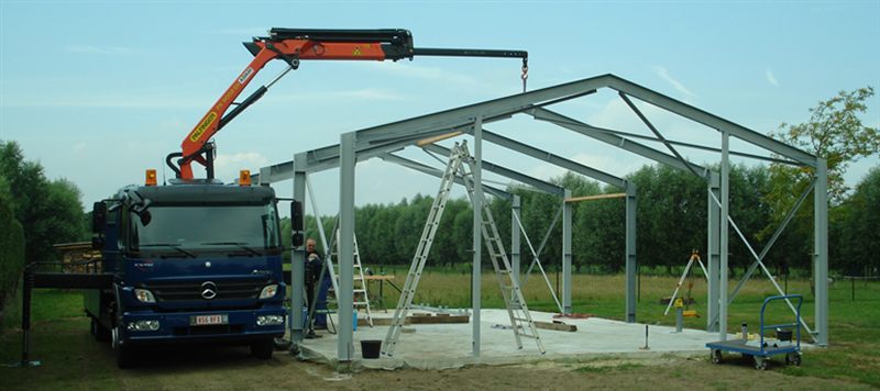 Staalstructuur voor een loods, geplaatst met eigen kraanwagen